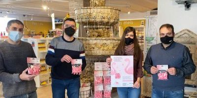 Muria posa a la venda caramels solidaris amb el projecte Emma