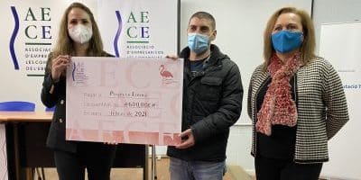 Acto de entrega del donativo de la AECE al proyecto Emma