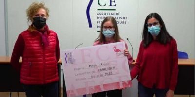 L’AECE va entregar un xec amb el donatiu de 600 € al projecte Emma